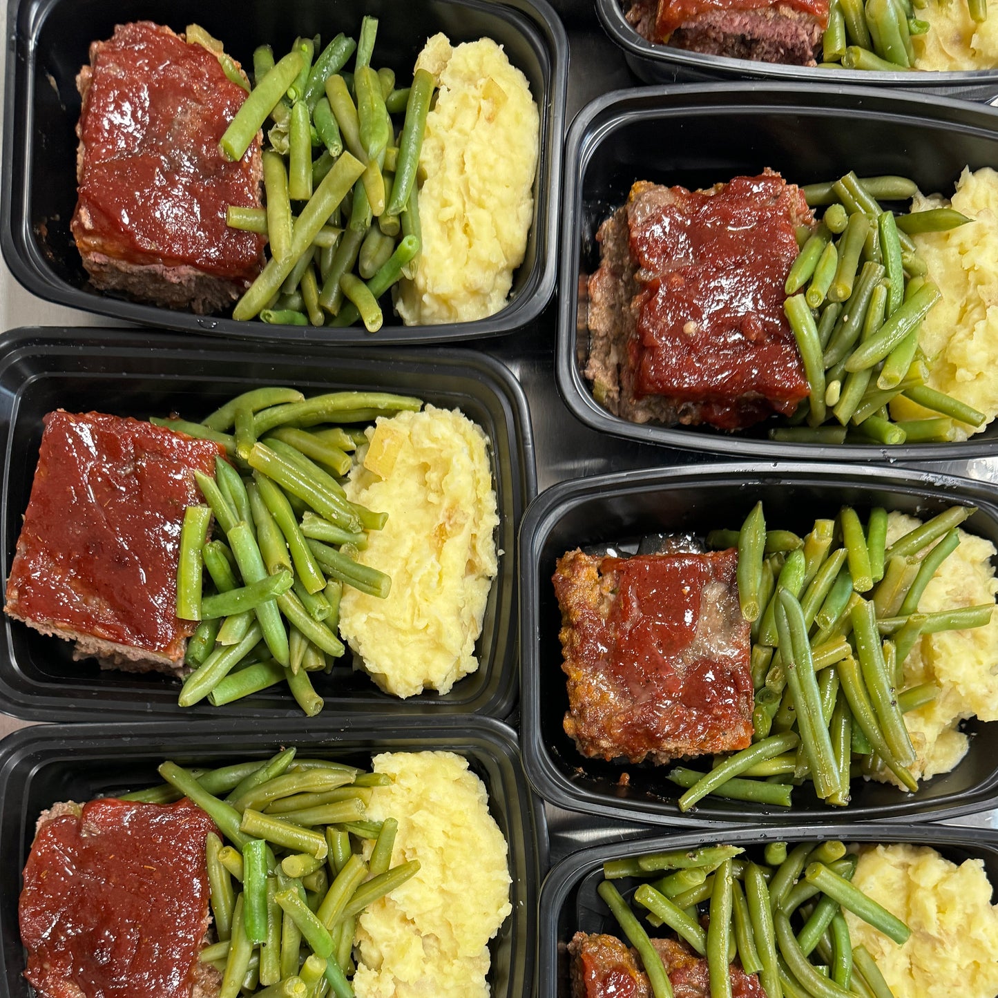 Meatloaf with Mashed Potatoes and Green Beans